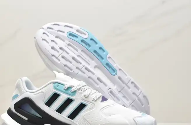 hype Adidas Sneakers