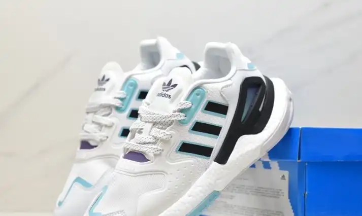 hype Adidas Sneakers