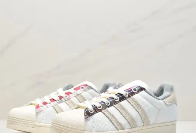 hype Adidas Sneakers