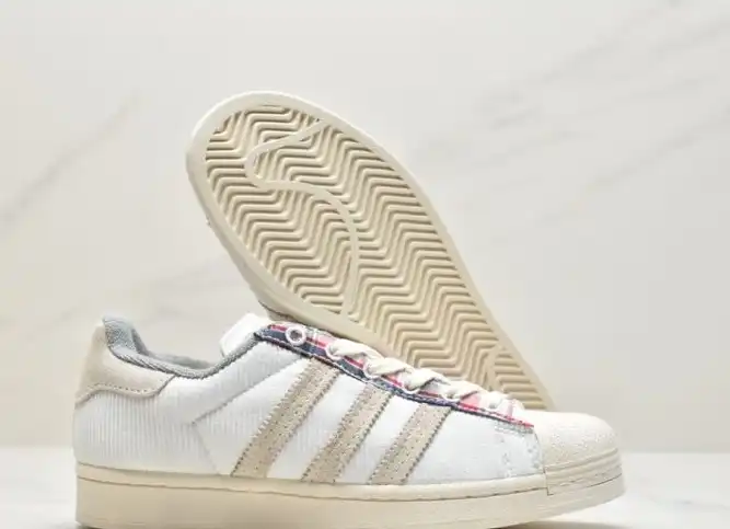 hype Adidas Sneakers