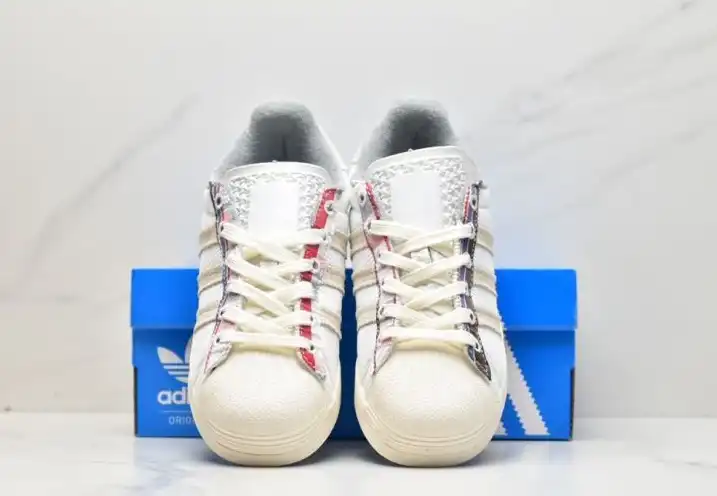 hype Adidas Sneakers