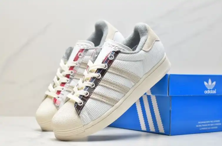 hype Adidas Sneakers