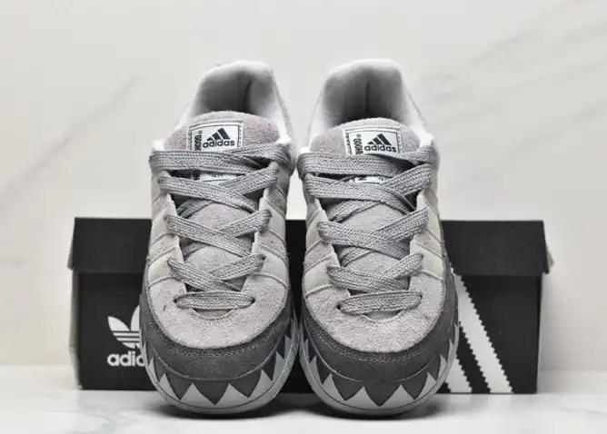 hype Adidas Sneakers