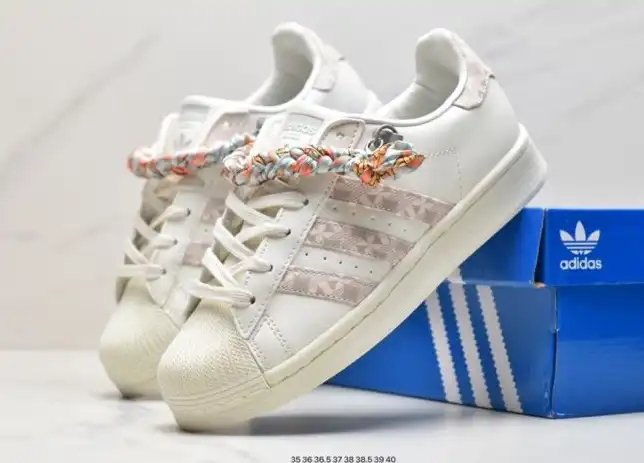 hype Adidas Sneakers