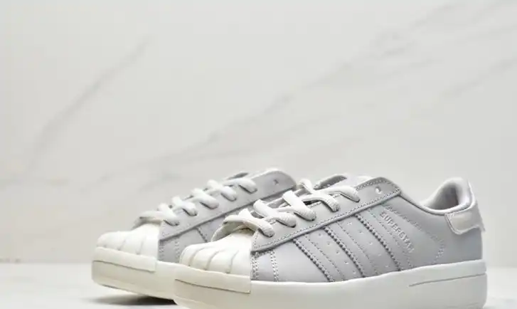 hype Adidas Sneakers