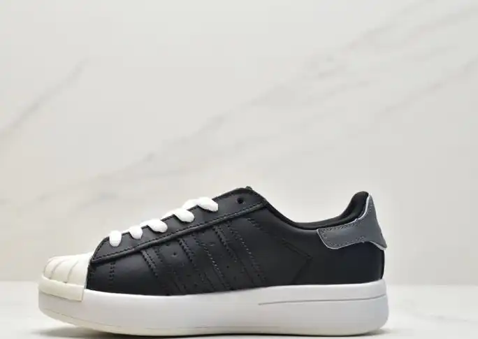 hype Adidas Sneakers