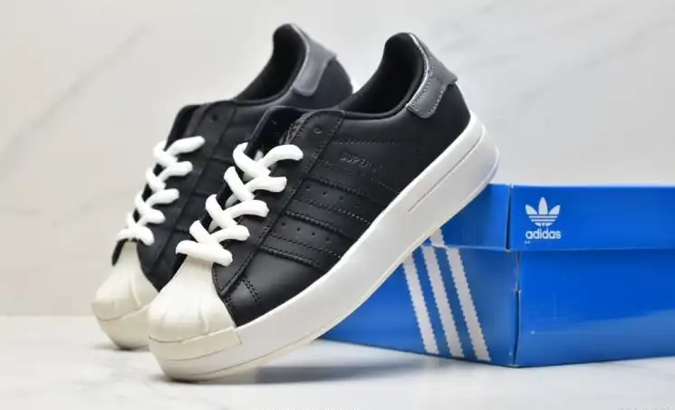 hype Adidas Sneakers