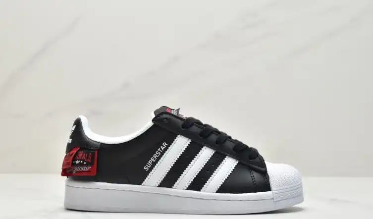 hype Adidas Sneakers