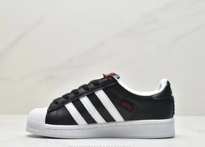 hype Adidas Sneakers