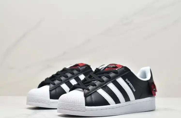 hype Adidas Sneakers