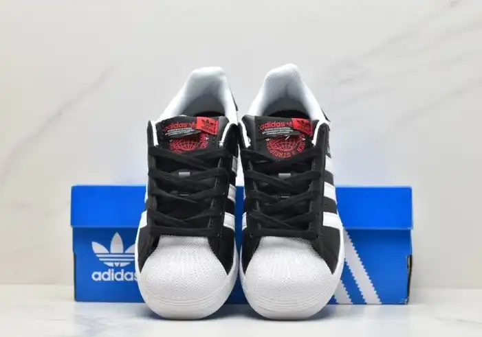 hype Adidas Sneakers