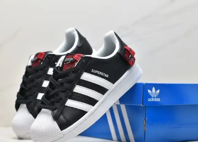 hype Adidas Sneakers