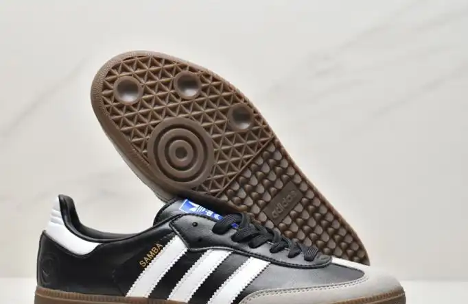 hype Adidas Sneakers