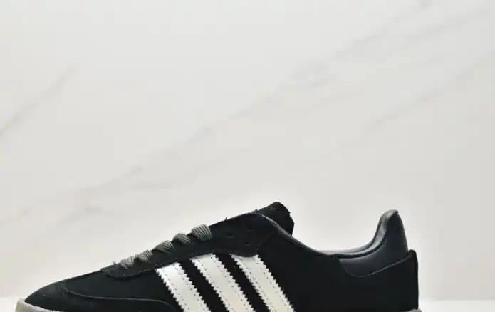 hype Adidas Sneakers