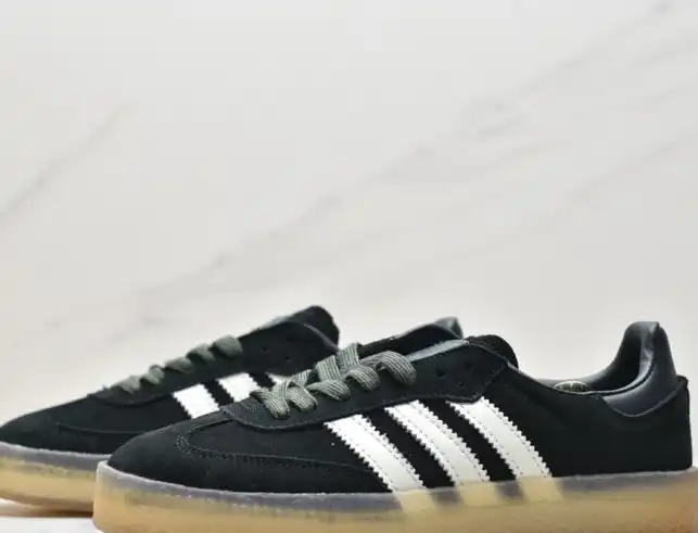 hype Adidas Sneakers