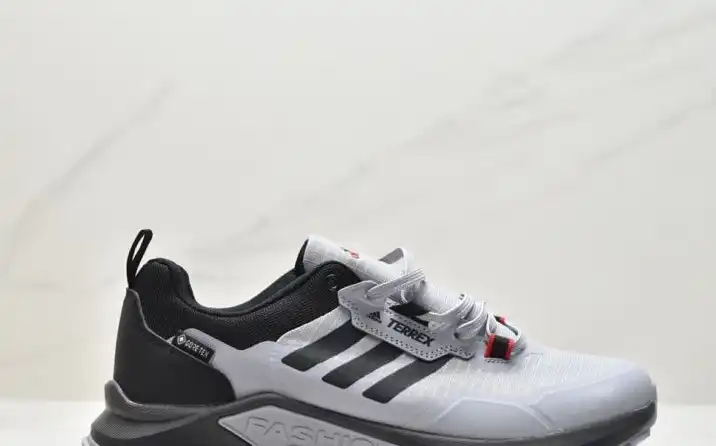 hype Adidas Sneakers