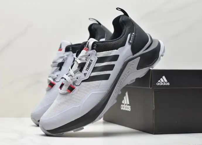 hype Adidas Sneakers