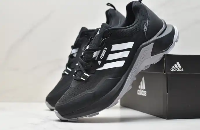 hype Adidas Sneakers