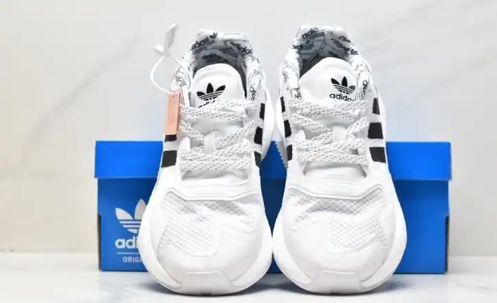 hype Adidas Sneakers