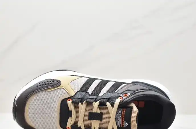 hype Adidas Sneakers