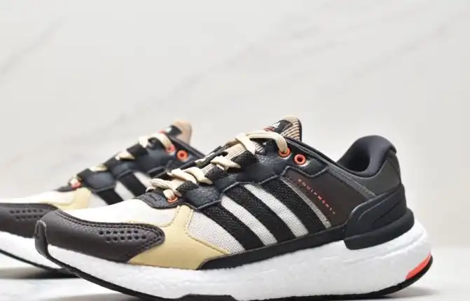 hype Adidas Sneakers