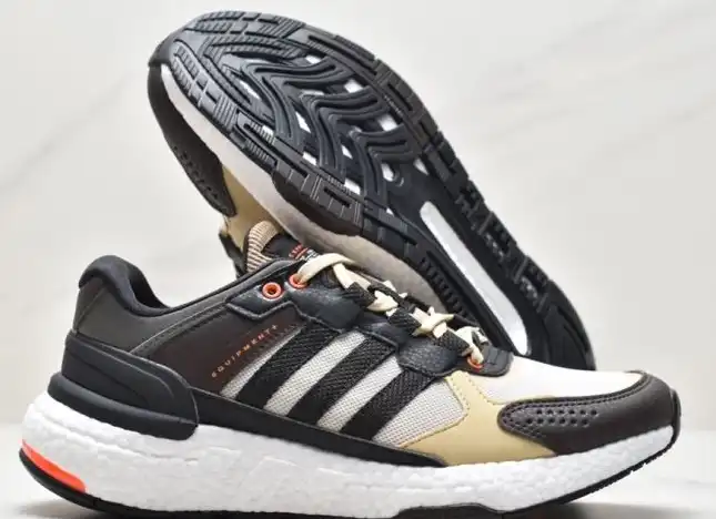 hype Adidas Sneakers