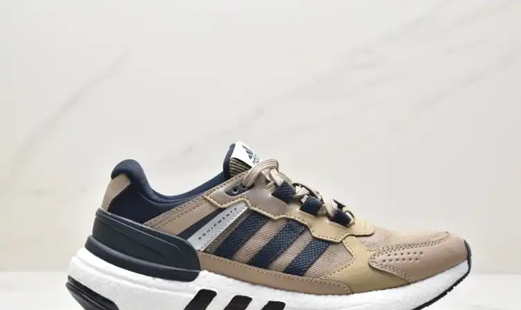 hype Adidas Sneakers