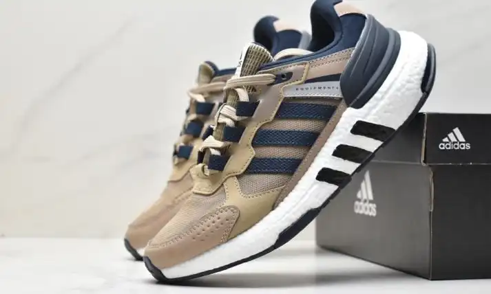 hype Adidas Sneakers