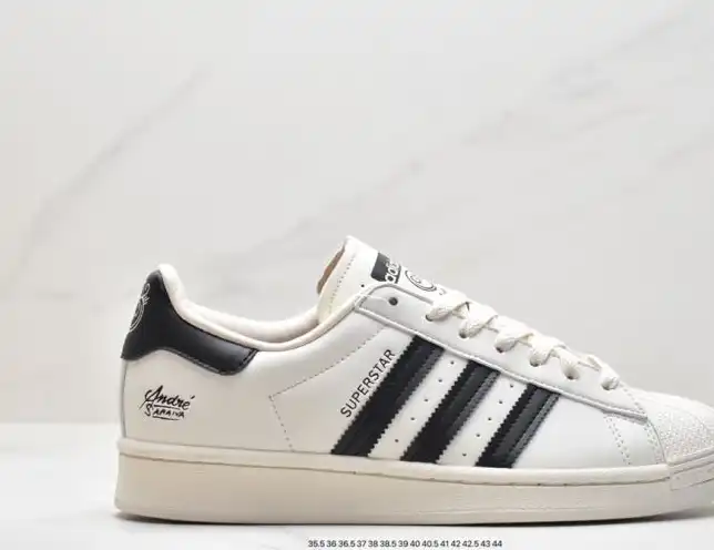 hype Adidas Sneakers