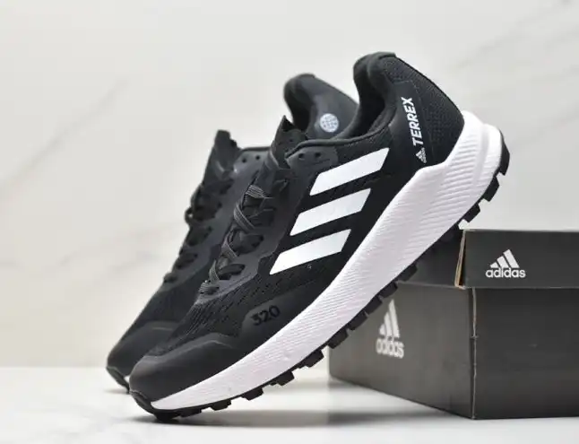 hype Adidas Sneakers