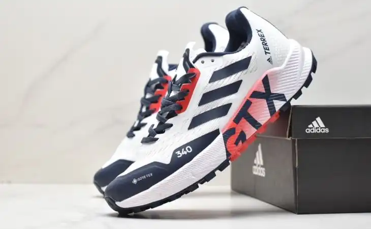 hype Adidas Sneakers