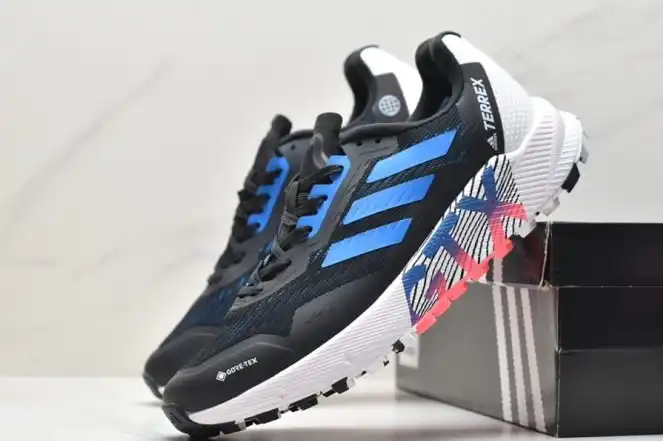 hype Adidas Sneakers