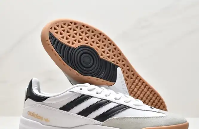 hype Adidas Sneakers