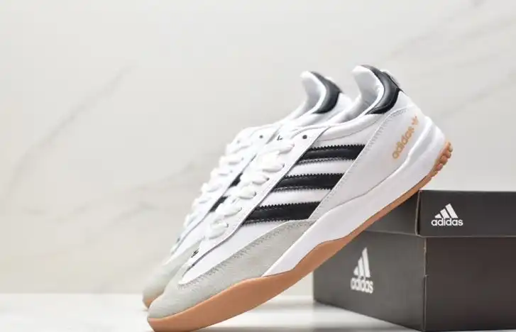 hype Adidas Sneakers