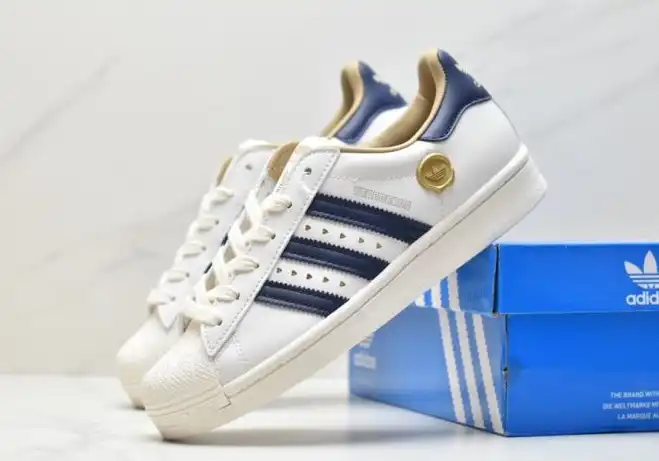 hype Adidas Sneakers