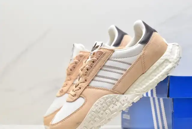 hype Adidas Sneakers