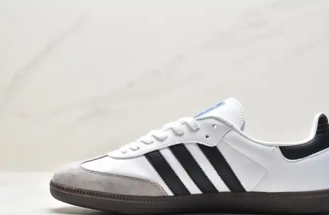 hype Adidas Sneakers