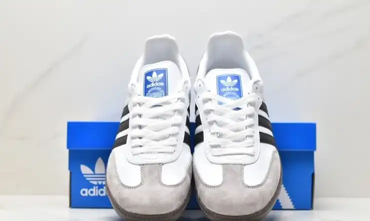 hype Adidas Sneakers