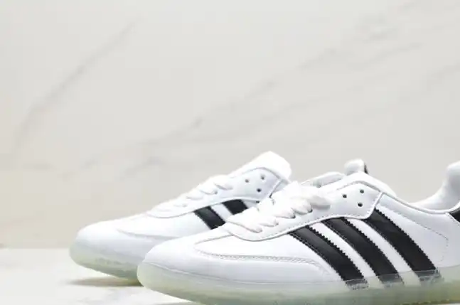 hype Adidas Sneakers