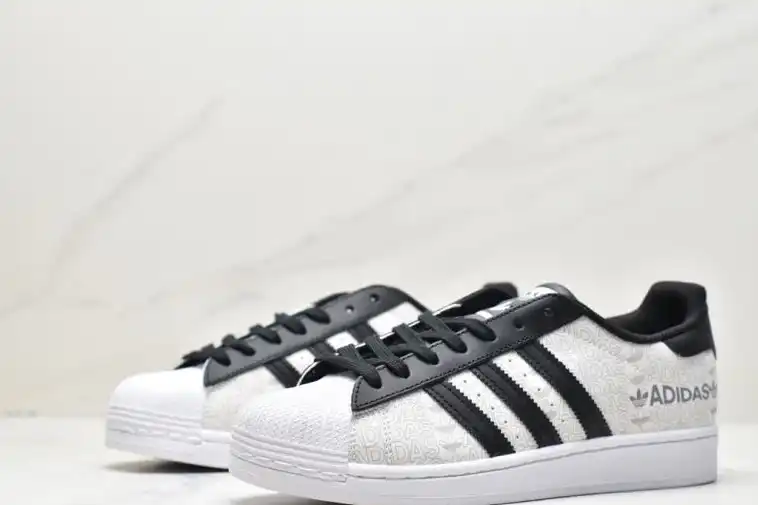 hype Adidas Sneakers