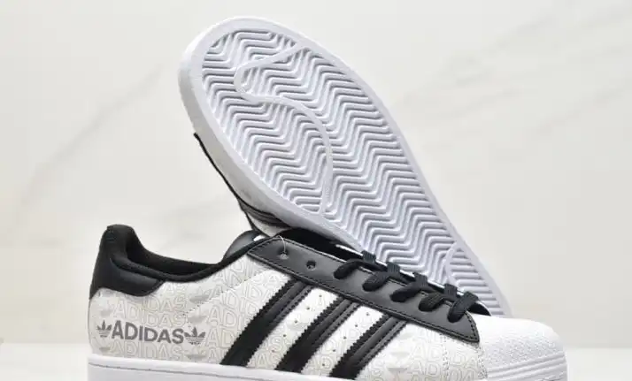 hype Adidas Sneakers