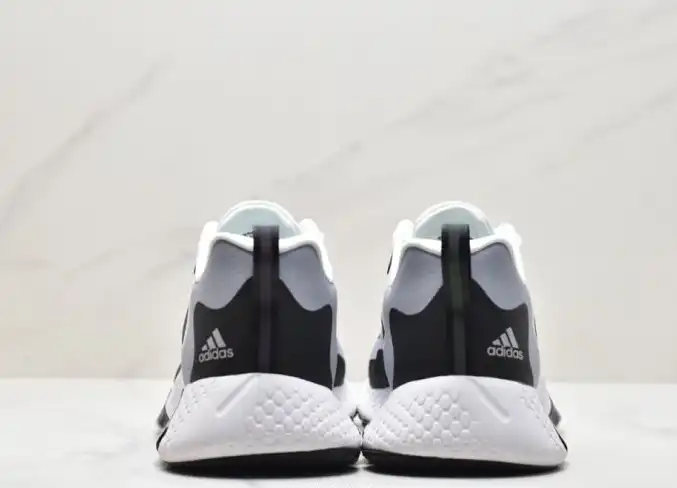 hype Adidas Sneakers