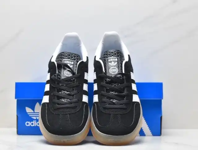 hype Adidas Sneakers