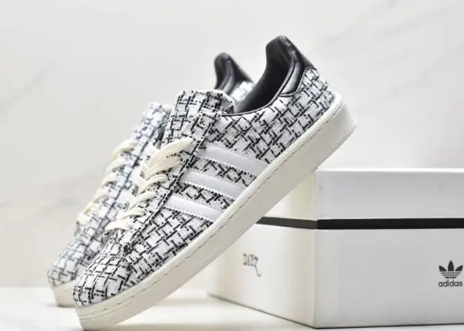 hype Adidas Sneakers