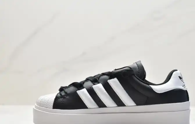 hype Adidas Sneakers