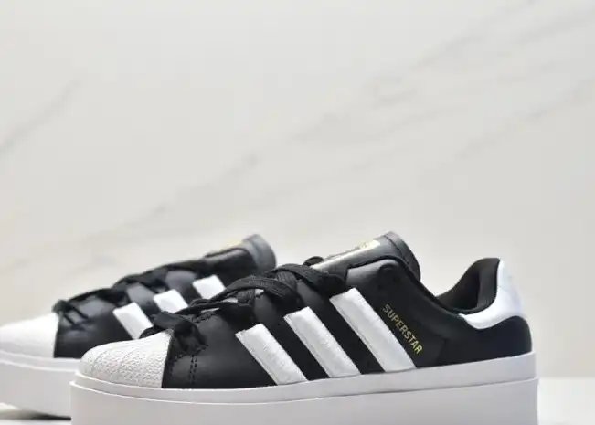 hype Adidas Sneakers