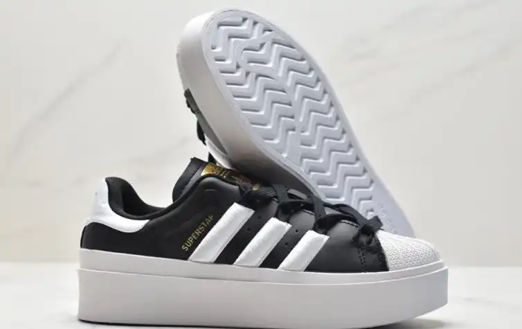 hype Adidas Sneakers