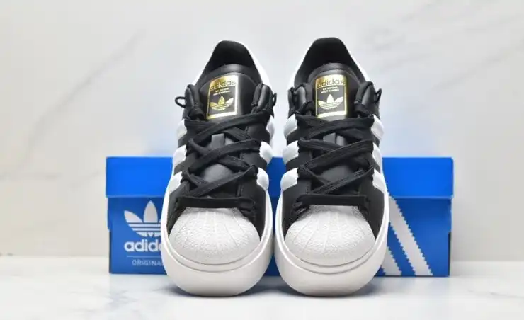 hype Adidas Sneakers