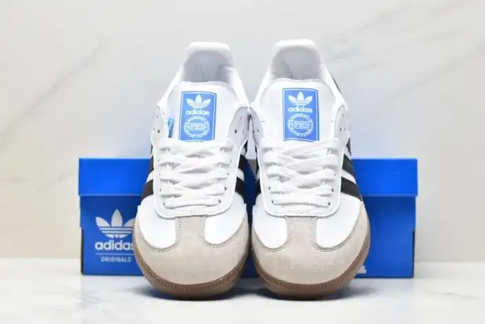 hype Adidas Sneakers