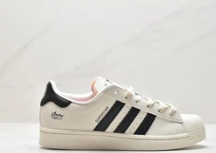 hype Adidas Sneakers